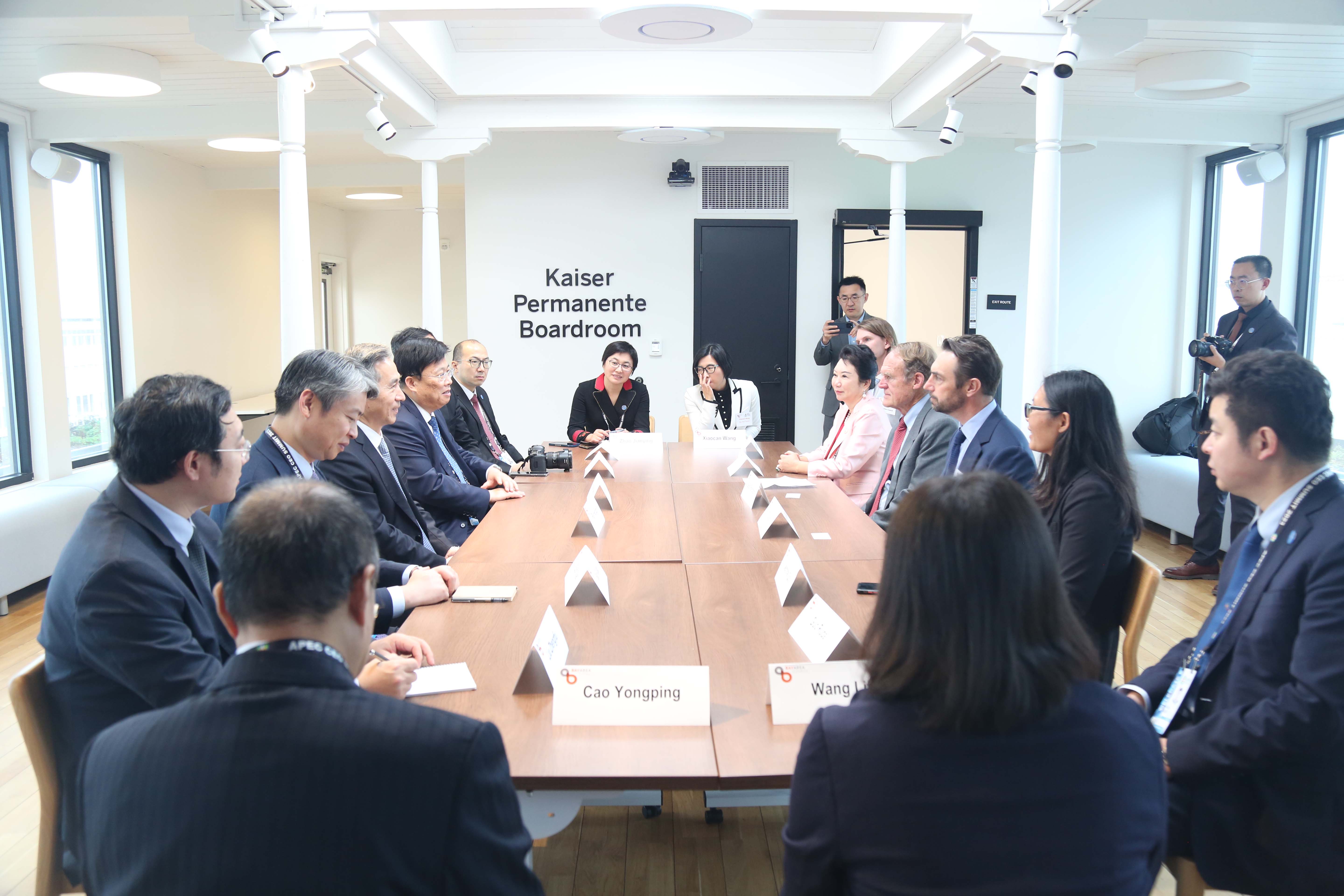 加拿大pc28预测集团董事局李俐与中国贸促会会长任鸿斌互换